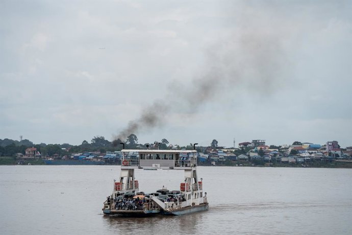 Archivo - July 22, 2023, Phnom Penh, Cambodia: Passengers cross the Mekong River on a ferry boat.