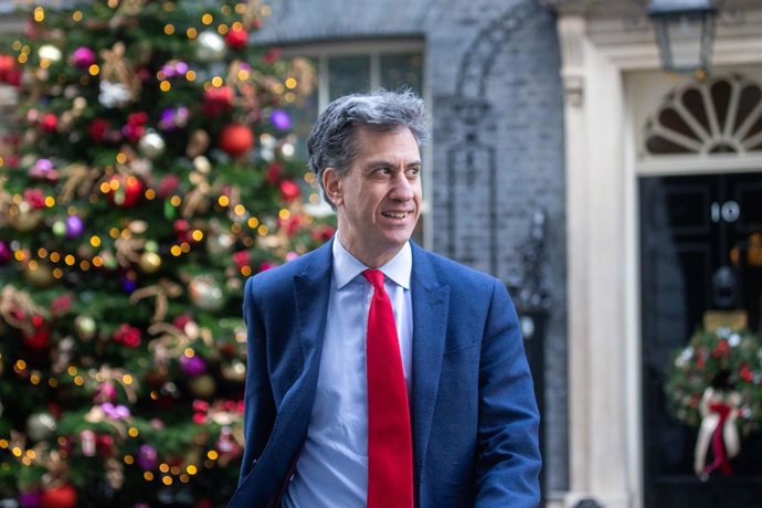 Archivo - Arquivo - 3 de dezembro de 2024, Londres, Inglaterra, Reino Unido: ED MILIBAND, Secretário de Estado para Segurança Energética e Net Zero, é visto em Downing Street enquanto o gabinete se reúne.