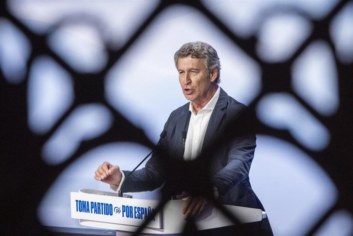 El presidente del Partido Popular, Alberto Núñez Feijóo, interviene durante la clausura de un acto en Murcia