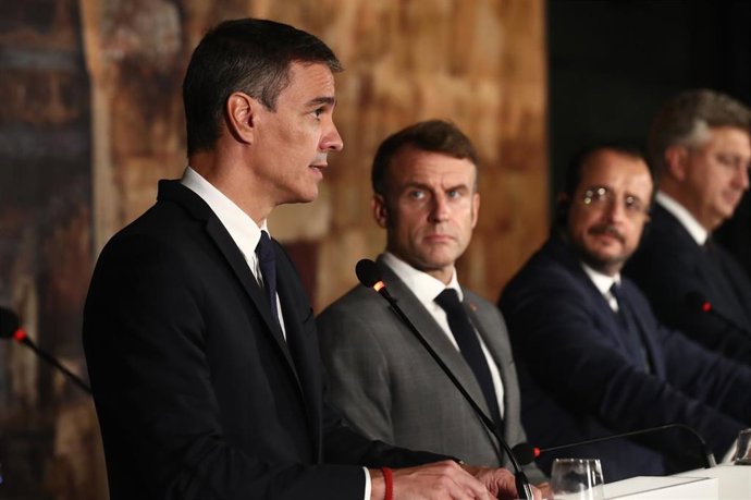 Archivo - El presidente del Gobierno, Pedro Sánchez (i) y el presidente de la República Francesa, Emmanuel Macron (2i) participan en la declaración conjunta de los líderes de la XI Cumbre EU-MED9
