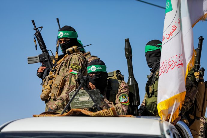 Archivo - July 19, 2023: Gaza, Palestine. 19 July  2023. Fighters from the Izz al-Din al-Qassam Brigades, the military wing of Hamas, take part in a military parade near the border with Israel in the central Gaza Strip, during a commemoration of the 2014 