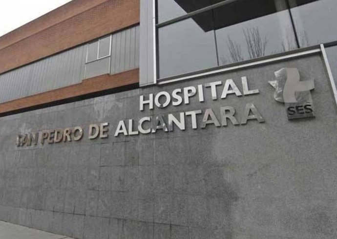 Archivo - Fachada del Hospital San Pedro de Alcántara de Cáceres. Imagen de archivo