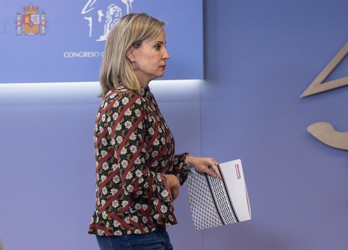 A porta-voz da Sumar no Congresso, Verónica Martínez, durante uma coletiva de imprensa, antes da Reunião de Porta-vozes, no Congresso, em 14 de outubro de 2025, em Madri (Espanha).