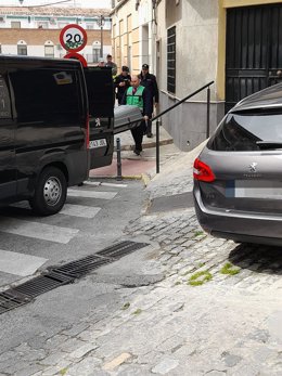 Archivo - Momento en el que trasladan el cuerpo sin vida del menor/Archivo