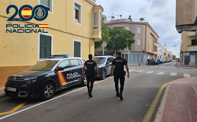 Dos agentes de la Policía Nacional, de espaldas, en Palma.