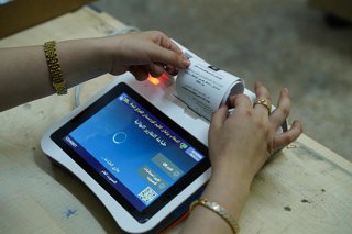 Archivo - October 20, 2024, Duhok, Iraq: An official of Iraq's Independent High Electoral Commission (IHEC) works after the ballot boxes close during the parliamentary elections at a polling station in Duhok city in Iraq's autonomous Kurdistan region. Ori