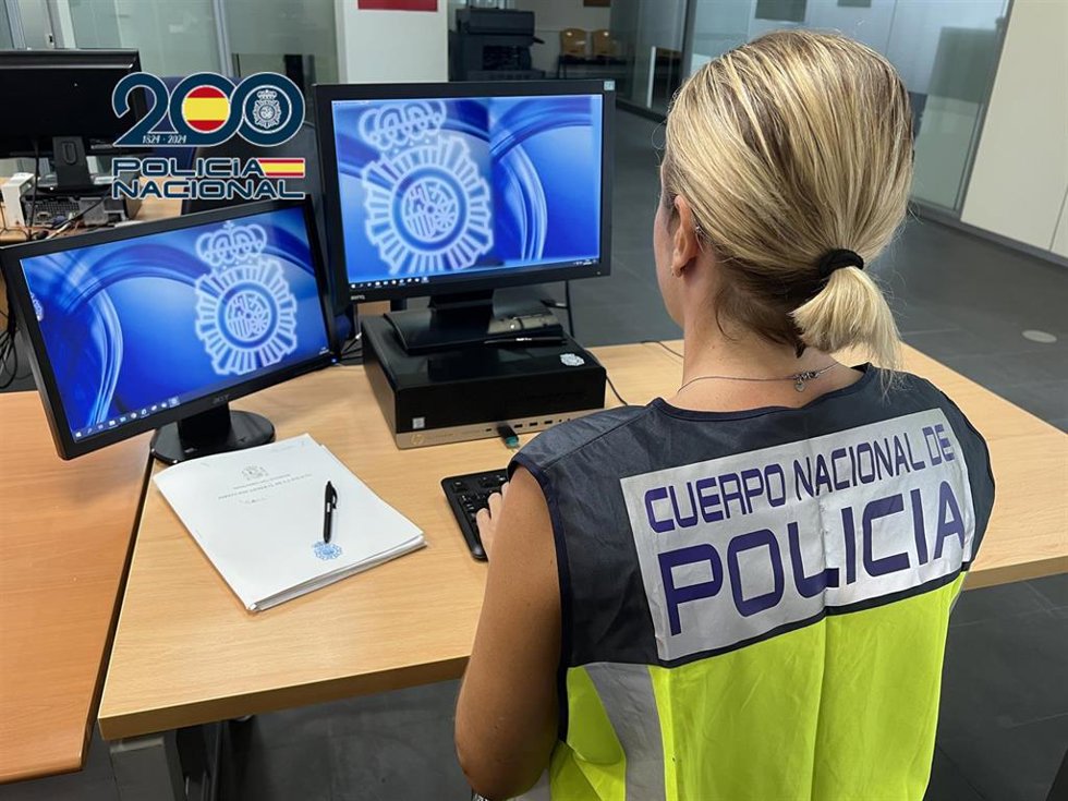 Archivo - Detenidos tres hombres por apropiarse de material de una empresa de vehículos en Benidorm