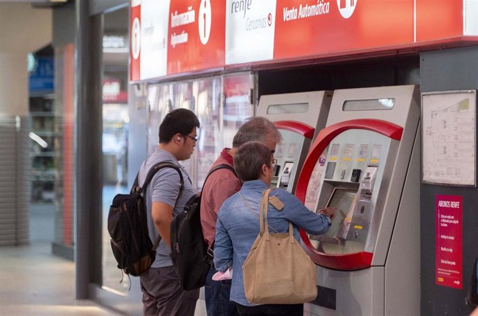 Archivo - Varias personas adquieren sus billetes en las taquillas de venta automática de la estación de tren de Atocha, a 1 de septiembre de 2022, en Madrid (España).