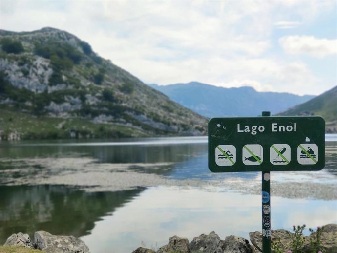 Archivo - Lago Enol, Lagos de Covadonga, en los Picos de Europa.