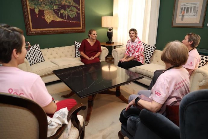 La Fundación Canaria Carrera por la Vida lleva al Parlamento su labor con motivo del Día Mundial del Cáncer de Mama