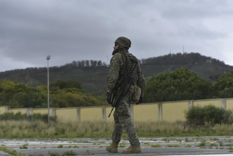 Archivo - Un militar durante un ejercicio, a 21 de marzo de 2024, en Ceuta (España). 