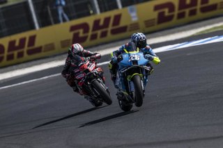 25 FERNANDEZ Raul (spa), Trackhouse Racing, Aprilia RS-GP 2024, action with 72 BEZECCHI Marco (ita), Aprilia Racing Team Gresini, Aprilia RS-GP 2025 during the 2025 MotoGP Liquid Moly Australian Motorcycle Grand Prix on the Philip Island Circuit from Octo