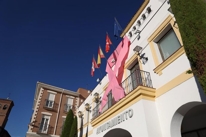 Archivo - Un gran lazo rosa luce en la fachada del edificio consistorial de San Sebastián de los Reyes por el Día Mundial contra el Cáncer de Mama