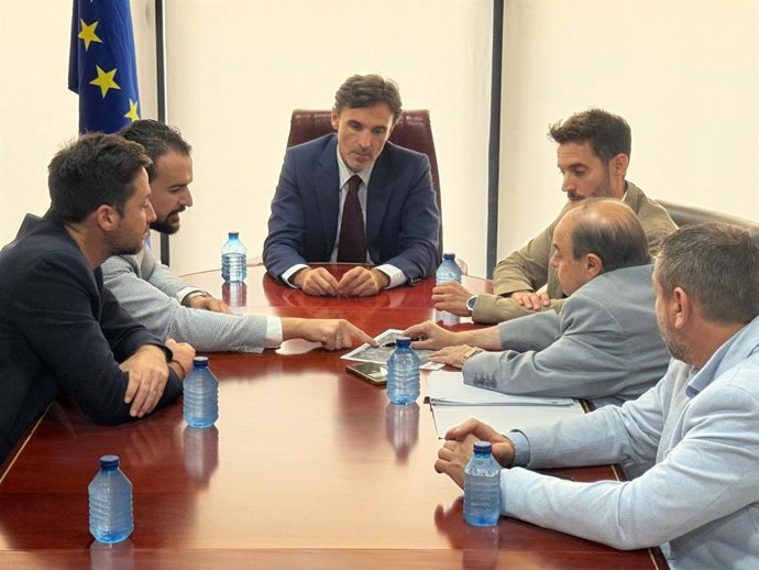 El consejero de Fomento e Infraestructuras, Jorge García Montoro, durante la reunión con el alcalde de La Unión, Joaquín Gabriel Zapata, para hablar sobre la Bahía de Portmán.