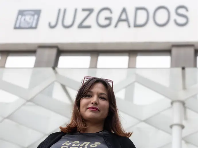 La actriz Elisa Mouliaá a su salida de los Juzgados de Plaza de Castilla, a 11 de abril de 2025, en Madrid (España).