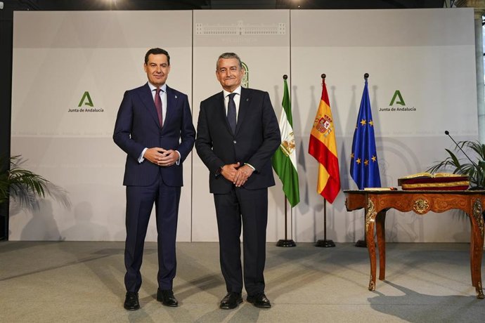 El presidente de la Junta de Andalucía, Juanma Moreno (i) acompañado del consejero de Sanidad, Presidencia y Emergencias, Antonio Sanz (d) durante la toma de posesión. Imagen de archivo. 