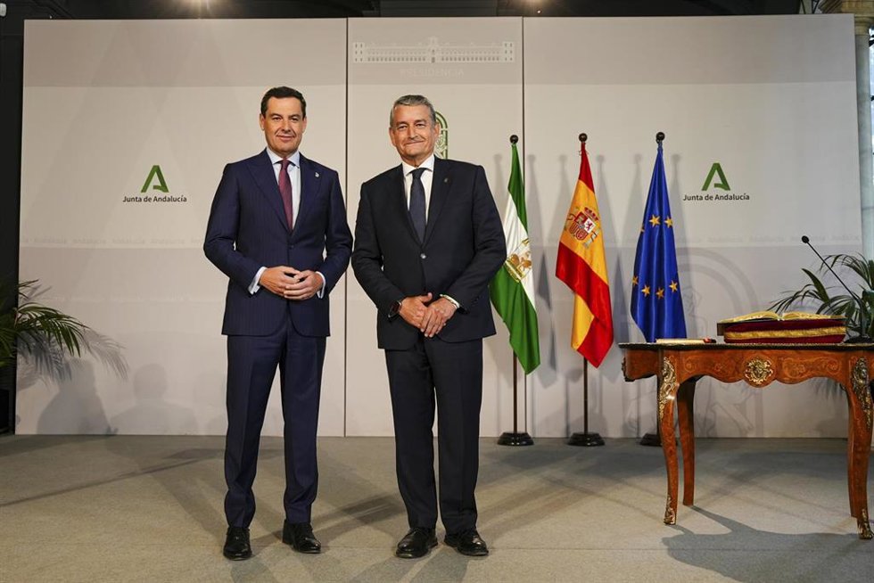 El presidente de la Junta de Andalucía, Juanma Moreno (i) acompañado del consejero de Sanidad, Presidencia y Emergencias, Antonio Sanz (d) durante la toma de posesión. Imagen de archivo. 