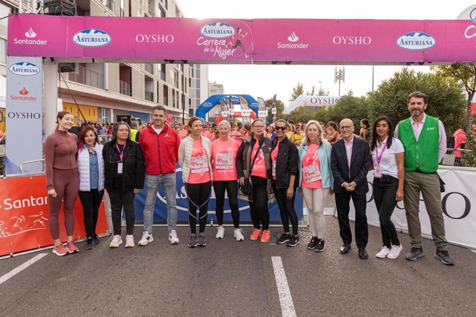 La alcaldesa de Zaragoza, Natalia Chueca, en la salida de la Carrera de la Mujer.
