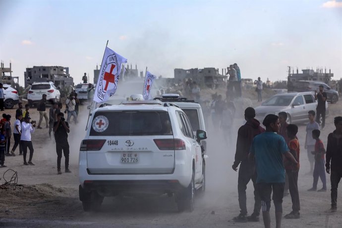 GAZA, 13 de outubro de 2025 -- Veículos do Comitê Internacional da Cruz Vermelha estão a caminho para receber os reféns israelenses do Hamas em Gaza, ao sul de Deir al-Balah, no centro da Faixa de Gaza, em 13 de outubro de 2025. Os militares israelenses a