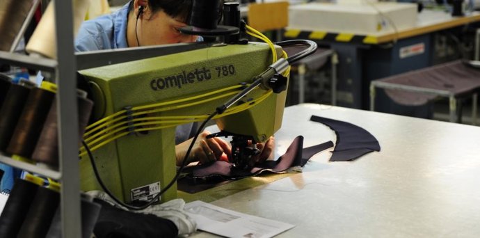 Una operaria en un taller de confección.
