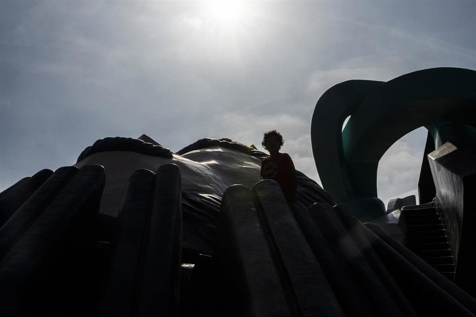 Archivo - Un niño en el parque Gulliver de Valencia del Jardín del Turia, a 28 de octubre de 2022, en Valencia, Comunidad Valenciana (España). 