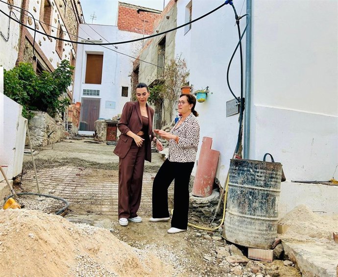 La delegada territorial de Justicia, Administración Local y Función Pública, Teresa Pardo, en su visita a las obras.