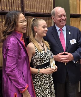 La joven riojana Elvia la Rastreadora recibe en Londres un galardón de la Scientific Exploration Society