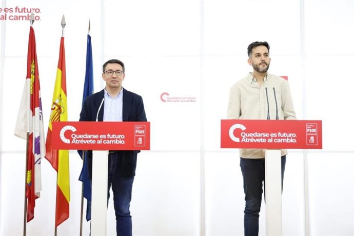 El portavoz del área en las Cortes, Fernando Pablos, y el secretario de Educación del PSOE en la Comunidad, Javier García.