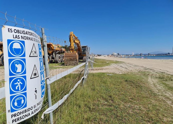 Archivo - Obras de trasvase de 30.000 metros cúbicos de arena en la Playa del Rinconcillo llevado a cabo por la Autoridad Portuaria de la Bahía de Algeciras. ARCHIVO.