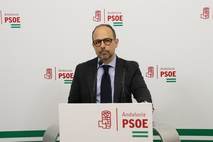 Archivo - El portavoz del PSOE-A en la Comisión de Universidad, Investigación e Innovación del Parlamento andaluz, Antonio Ruiz Sánchez, en la sede del PSOE de Córdoba. Imagen de archivo.   