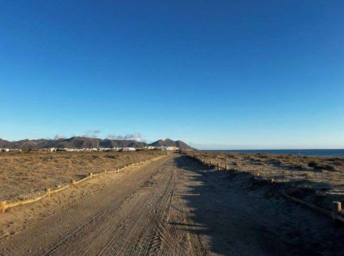 Tramo del sendero GR-92 entre la ermita de Torregarcía y Cabo de Gata.