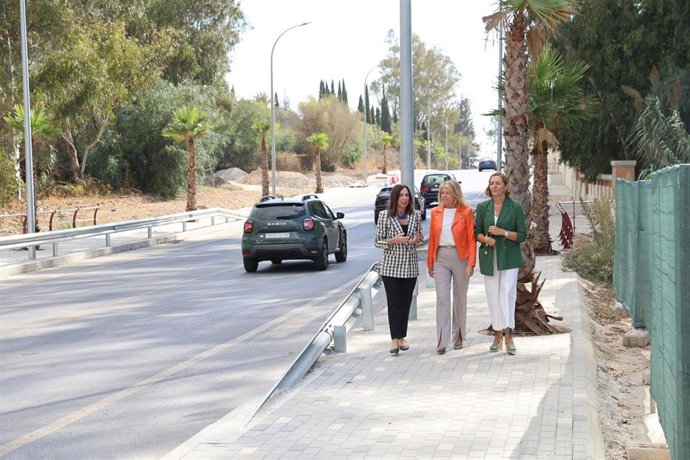 La alcaldesa de Marbella, Ángeles Muñoz, y la consejera de Fomento, Articulación del Territorio y Vivienda de la Junta de Andalucía, Rocío Díaz, visitando las obras de la carretera de Istán.