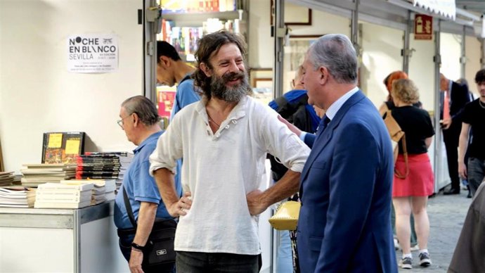 El Alcalde de Sevilla, José Luis Sanz, visita la Feria del Libro Antiguo y de Ocasión de Sevilla.