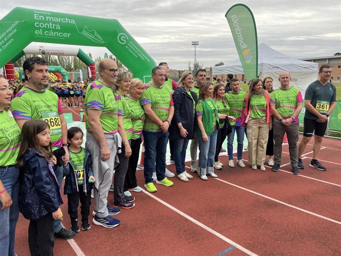 Las autoridades dan la salida a la carrera de la AECC de Zamora.