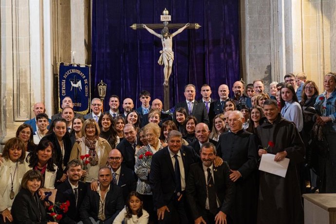 La Cofradía del Descendimiento de Cristo de Logroño presenta y bendice la nueva cruz del Cristo del Descendimiento
