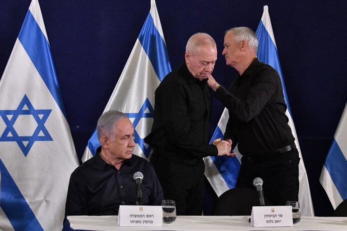 Archivo - TEL AVIV, 17 de junho de 2024 -- Foto de arquivo tirada em 18 de novembro de 2023 mostra o primeiro-ministro israelense Benjamin Netanyahu (à esq.), o ministro da Defesa de Israel Yoav Gallant (à dir.), o ex-ministro da Defesa de Israel e líder 