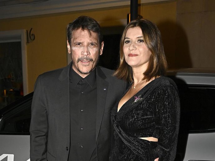 Sergio Peris-Mencheta y Marta Solaz llegan al Palacio de Santoña para asistir a la V edición de la gala benéfica ELLE x Hope, a 16 de octubre de 2025, en Madrid (España).