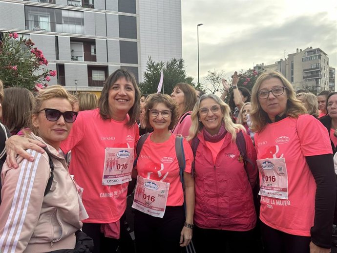 La portavoz socialista en el Ayuntamiento de Zaragoza, Lola Ranera, segunda por la izquierda, en la Carrera de la Mujer celebrada este domingo.