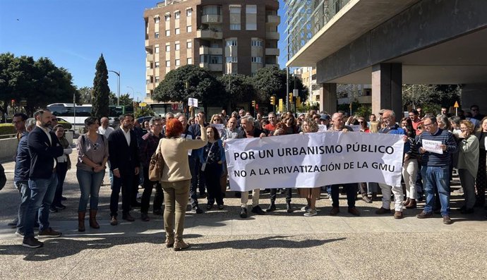 El portavoz socialista Daniel Pérez y el concejal socialista y consejero en la Gerencia Municipal de Urbanismo (GMU), Mariano Ruiz, en apoyo al GMU.