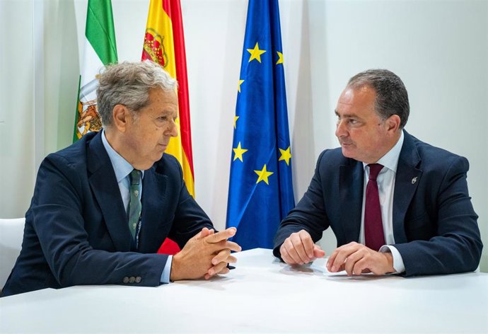 El presidente de la Diputación de Córdoba, Salvador Fuentes, y su homólogo de Huelva, David Toscano, durante la reunión.