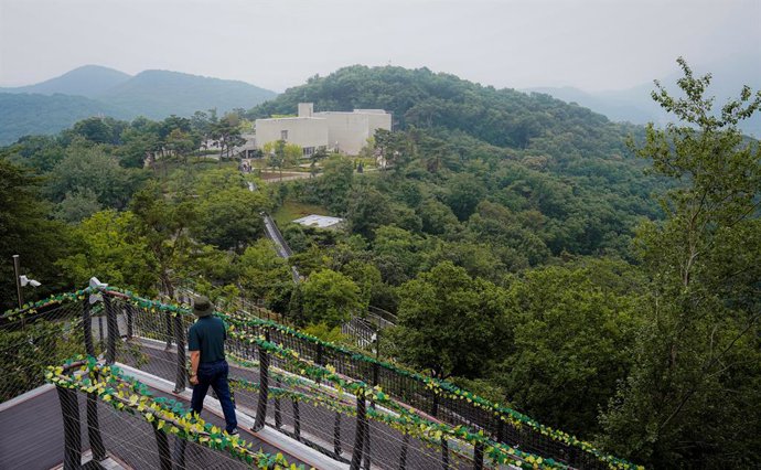 Archivo - June 27, 2025, Gimpo, South Korea: A panoramic view of an exhibition hall seen from the Jogang Observatory. Aegibong Peace Ecological Park in Gimpo, South Korea, the newly opened 30-seat Starbucks CafĂ brews with a a distant view of North Korea,