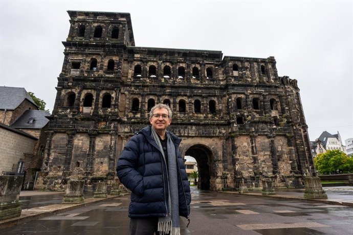 Santiago Posteguillo publica 'Los tres mundos', tercera parte de la saga de Julio César. El escritor visita los escenarios de la novela, como la ciudad de Tréveris, donde posa ante la Porta Nigra
