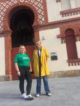 La representante de Asturias Antitaurina, Susana López, y la diputada del Grupo Mixto, Covadonga Tomé.