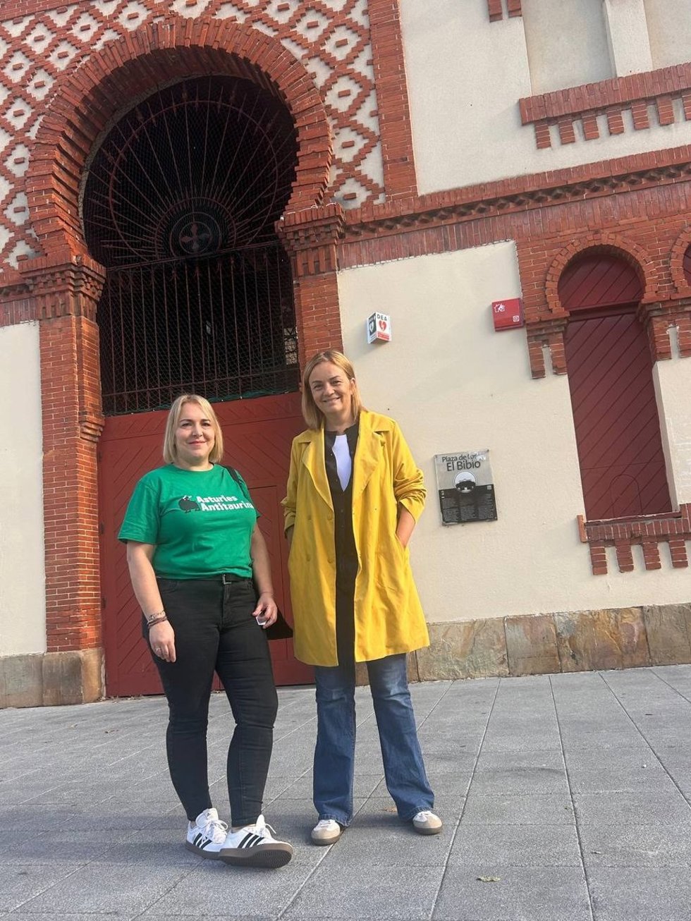 La representante de Asturias Antitaurina, Susana López, y la diputada del Grupo Mixto, Covadonga Tomé.