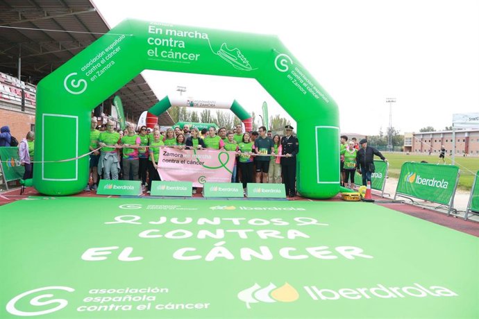 Más de 8.000 personas marchan contra el cáncer en la XVII Carrera 'Mucho x Vivir' en Zamora