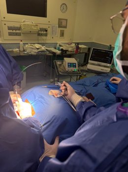 Esta técnica ayuda a los cirujanos a identificar y preservar las glándulas durante la cirugía tiroidea.