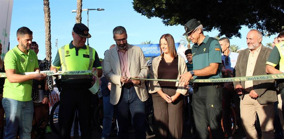 La Guardia Civil de la Región de Murcia ha puesto en marcha esta mañana en Cartagena la segunda edición de la 'Bike Maratón Ruta 062 Guardia Civil Murcia', una carrera solidaria de bicicleta de montaña.