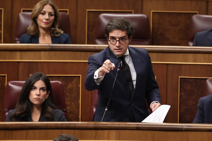 El diputado de Vox José María Figaredo interviene durante una sesión de Control al Gobierno, en el Congreso de los Diputados, a 7 de octubre de 2025, en Madrid (España). El pleno del Congreso vota hoy el embargo de armas a Israel después de que se debatie