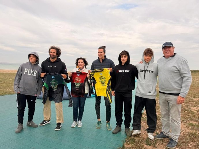 Acto de homenaje a los tres jóvenes del Club kitesurf La Loteta que se clasificaron entre los diez primeros en el Campeonato del Mundo Juvenil de Kitesurf.