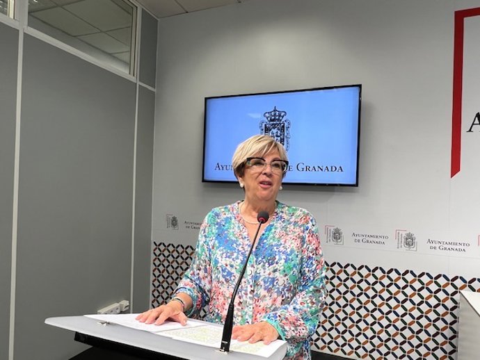 La concejala del Grupo Municipal Socialista en el Ayuntamiento de Granada María de Leyva en una rueda de prensa.